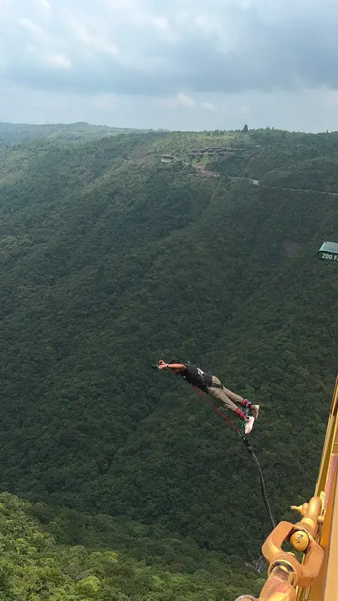 Bungee jumping over the hills in Ooty